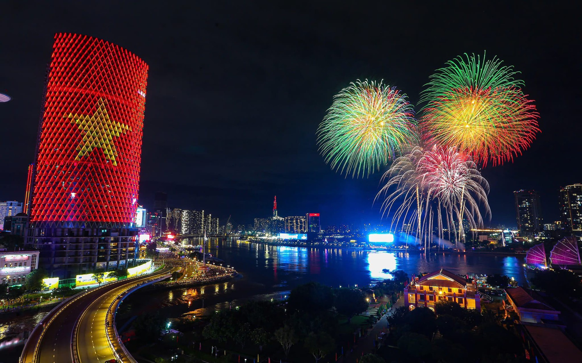 TP.HCM: Đề xuất bắn pháo hoa thứ bảy hàng tuần để chào mừng 50 năm giải phóng miền Nam- Ảnh 2. TP.HCM bắn pháo hoa dịp 30/4 ở những điểm nào?