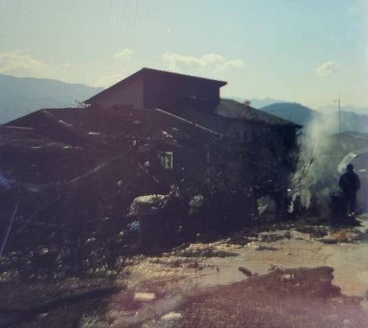 Khoảnh khắc kinh ho&agrave;ng khi ti&ecirc;m k&iacute;ch H&agrave;n Quốc thả nhầm bom tr&uacute;ng khu d&acirc;n cư- Ảnh 4.