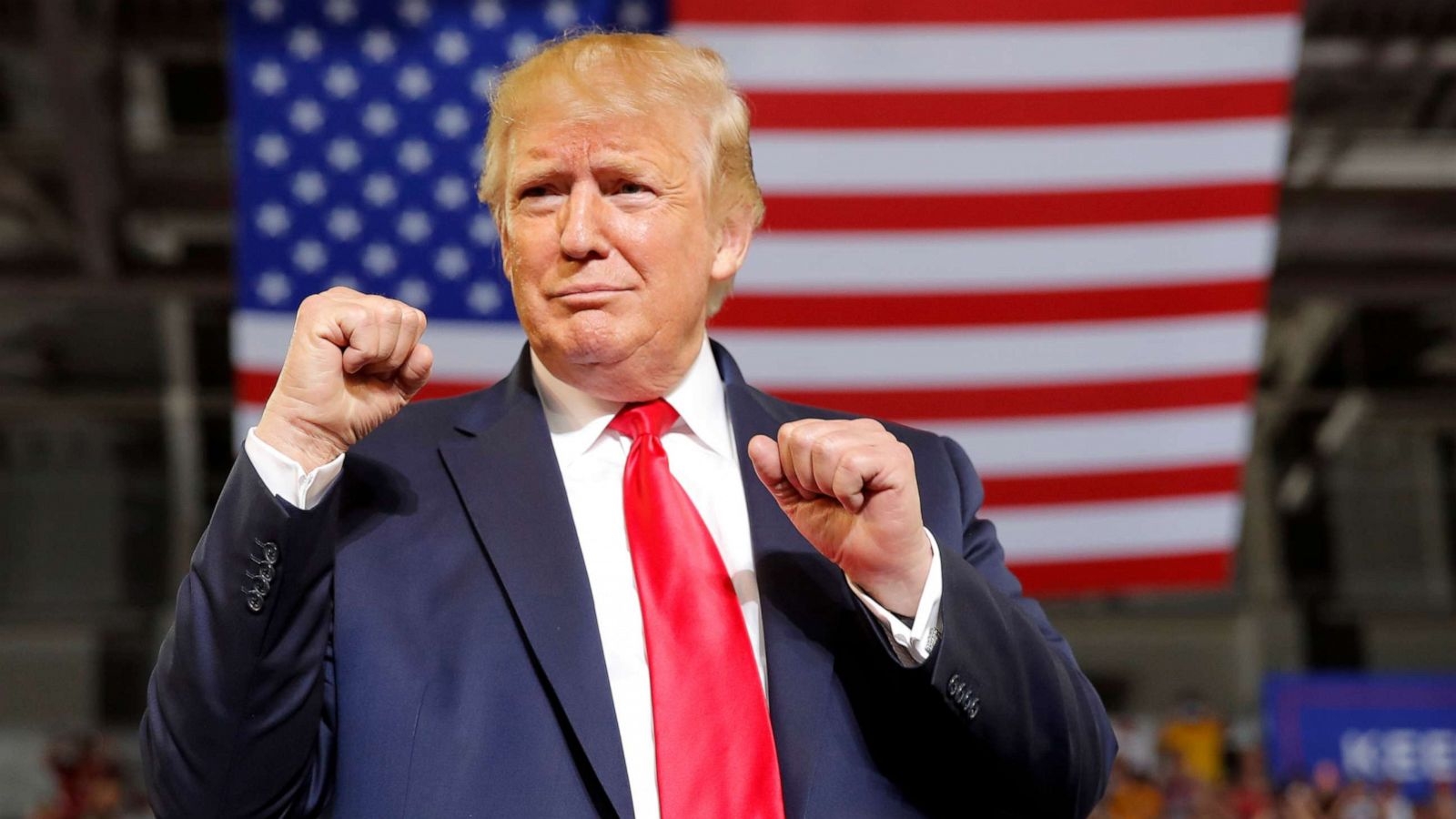Tổng thống Trump tạm miễn trừ &aacute;p thuế 25% với một số h&atilde;ng xe từ Canada v&agrave; Mexico- Ảnh 1.
