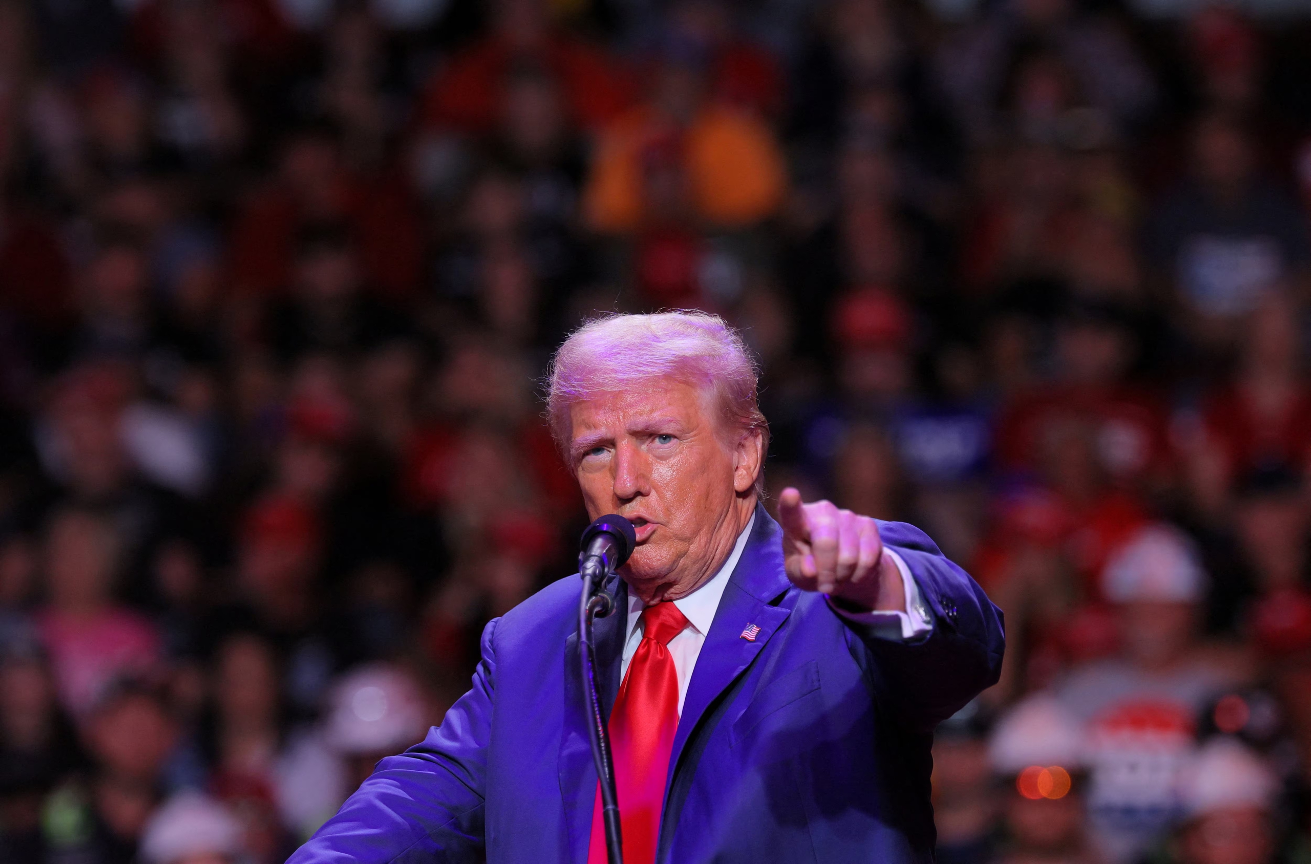 Tổng thống Trump tạm miễn trừ &aacute;p thuế 25% với một số h&atilde;ng xe từ Canada v&agrave; Mexico- Ảnh 3.