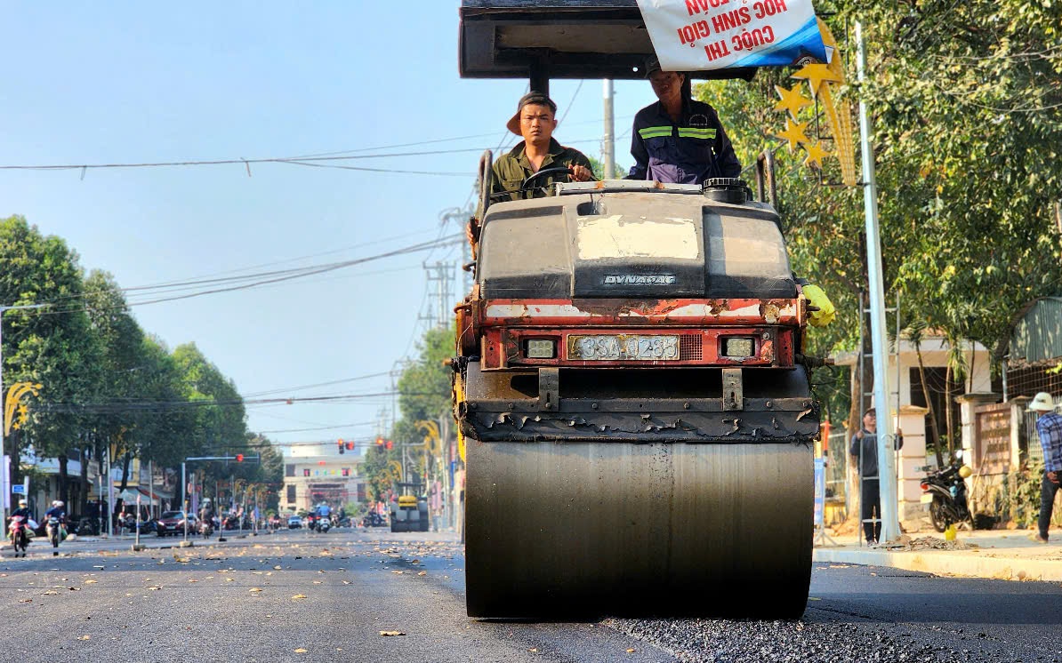 Quảng Ng&atilde;i: Nước r&uacute;t ho&agrave;n th&agrave;nh đường Phạm Văn Đồng v&agrave; quảng trường trăm tỷ