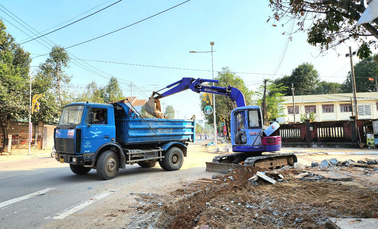 Quảng Ng&atilde;i: Nước r&uacute;t ho&agrave;n th&agrave;nh đường Phạm Văn Đồng v&agrave; quảng trường trăm tỷ- Ảnh 6.