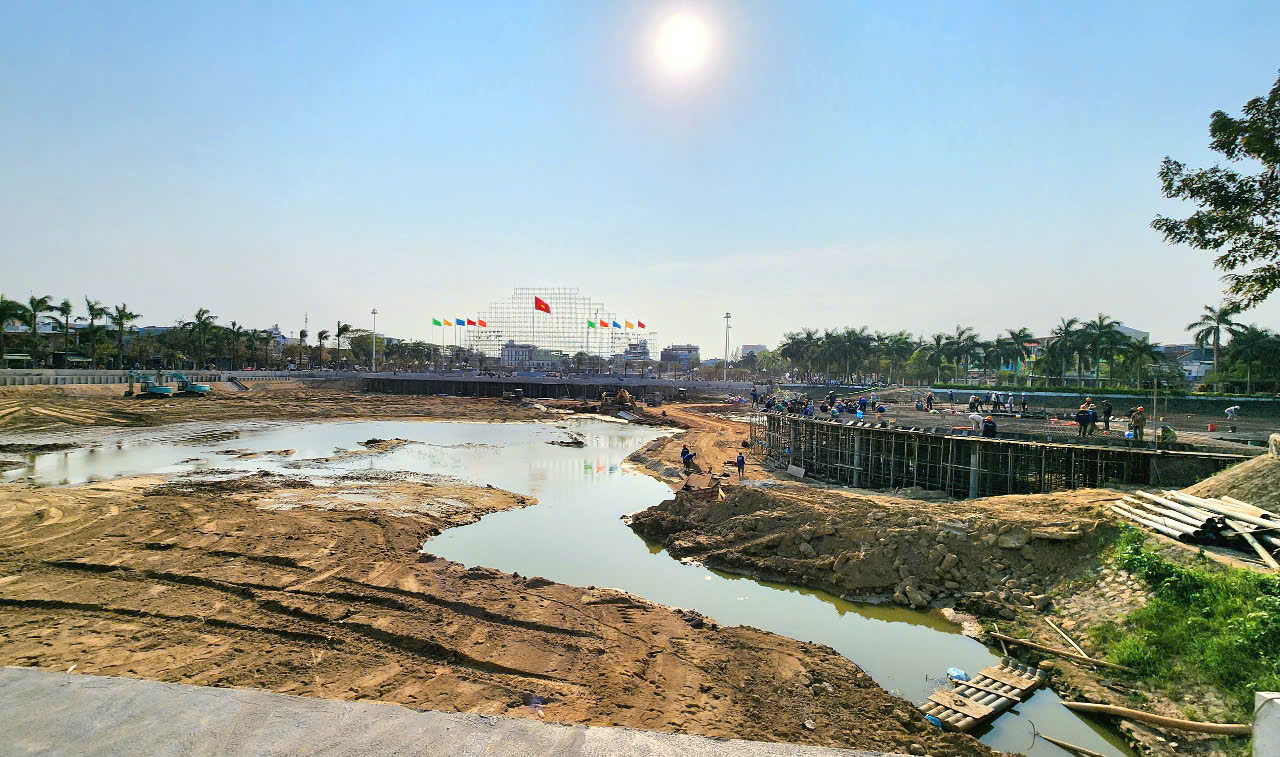 Quảng Ng&atilde;i: Nước r&uacute;t ho&agrave;n th&agrave;nh đường Phạm Văn Đồng v&agrave; quảng trường trăm tỷ- Ảnh 14.