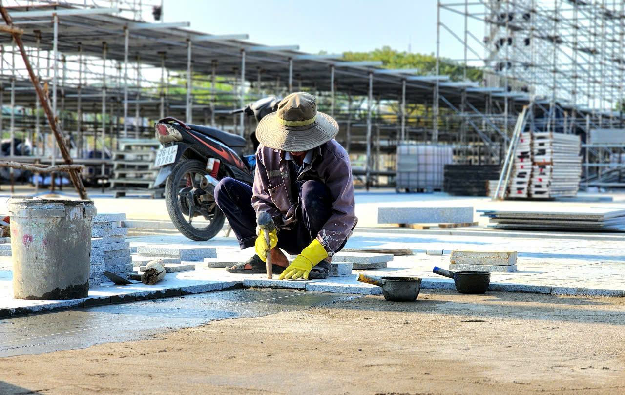 Quảng Ng&atilde;i: Nước r&uacute;t ho&agrave;n th&agrave;nh đường Phạm Văn Đồng v&agrave; quảng trường trăm tỷ- Ảnh 12.