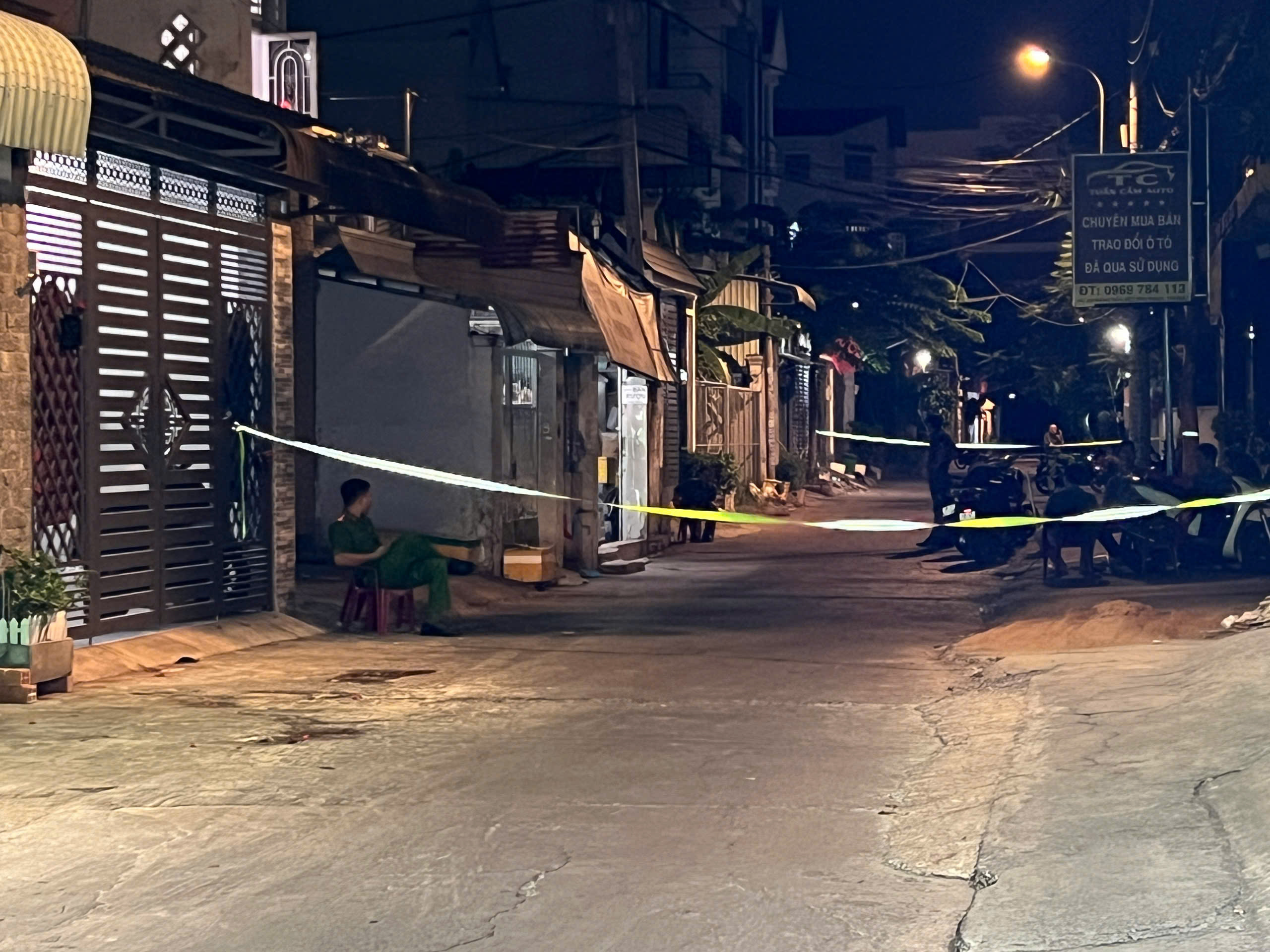 TP.HCM: Người đ&agrave;n &ocirc;ng bị đ&acirc;m gục trước cửa nh&agrave;- Ảnh 1.