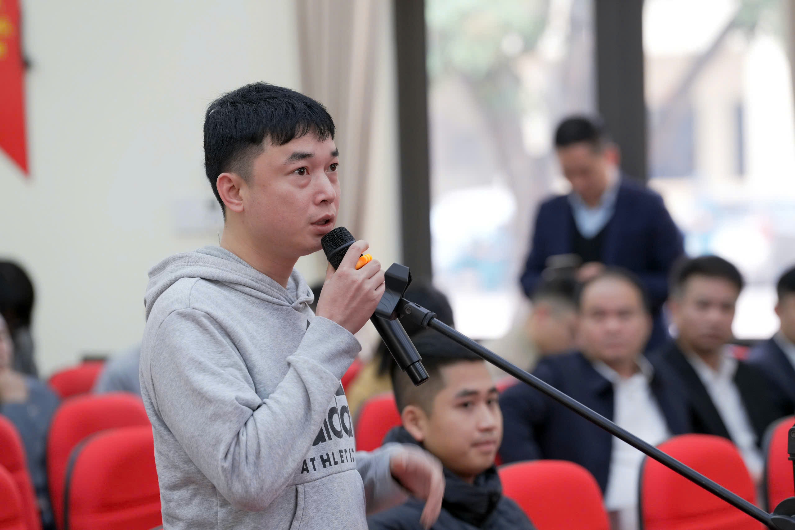 Hơn 100 người dự phi&ecirc;n t&ograve;a lưu động xử vụ đấu gi&aacute; 30 tỷ/m2 đất S&oacute;c Sơn- Ảnh 6.