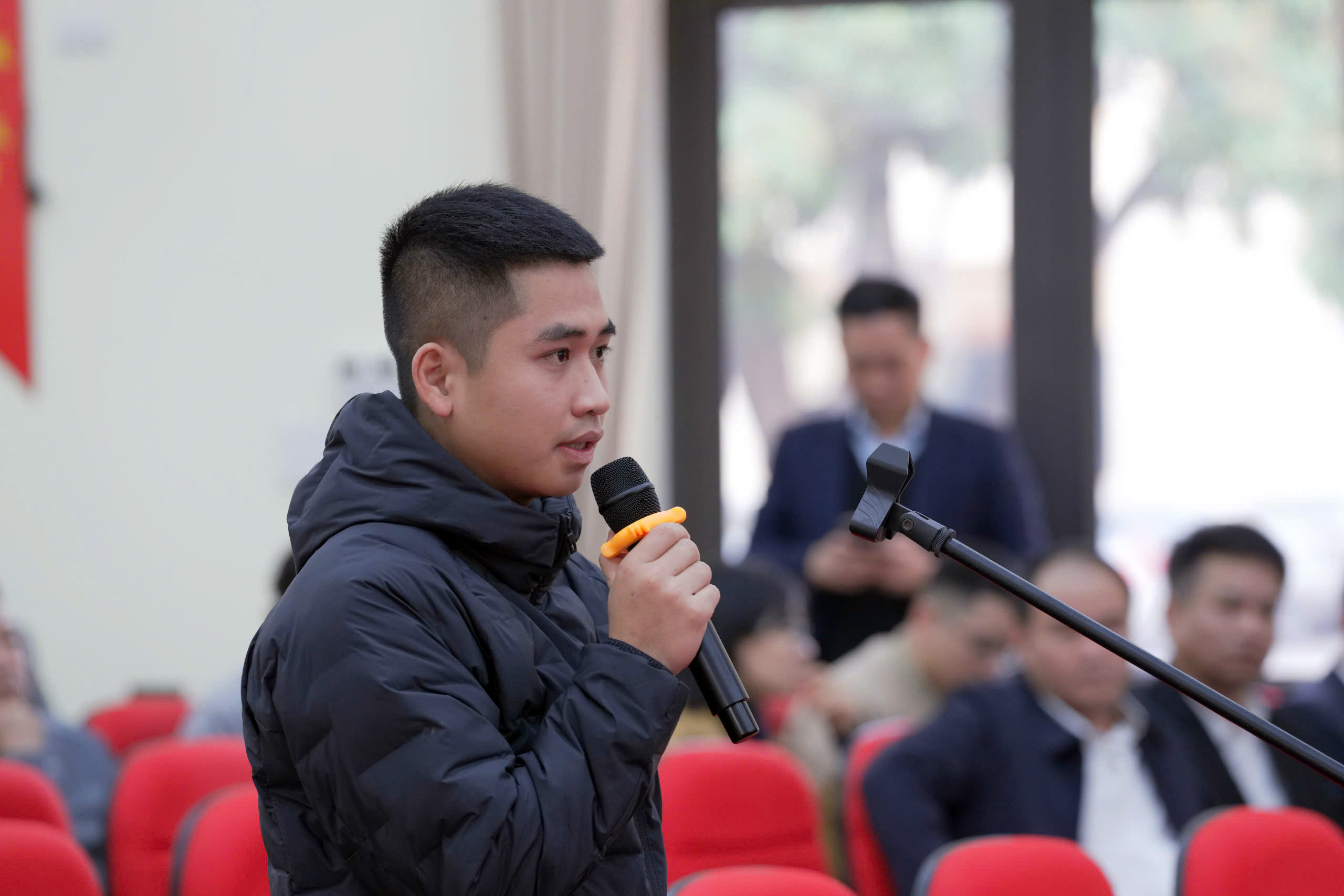 Hơn 100 người dự phi&ecirc;n t&ograve;a lưu động xử vụ đấu gi&aacute; 30 tỷ/m2 đất S&oacute;c Sơn- Ảnh 7.