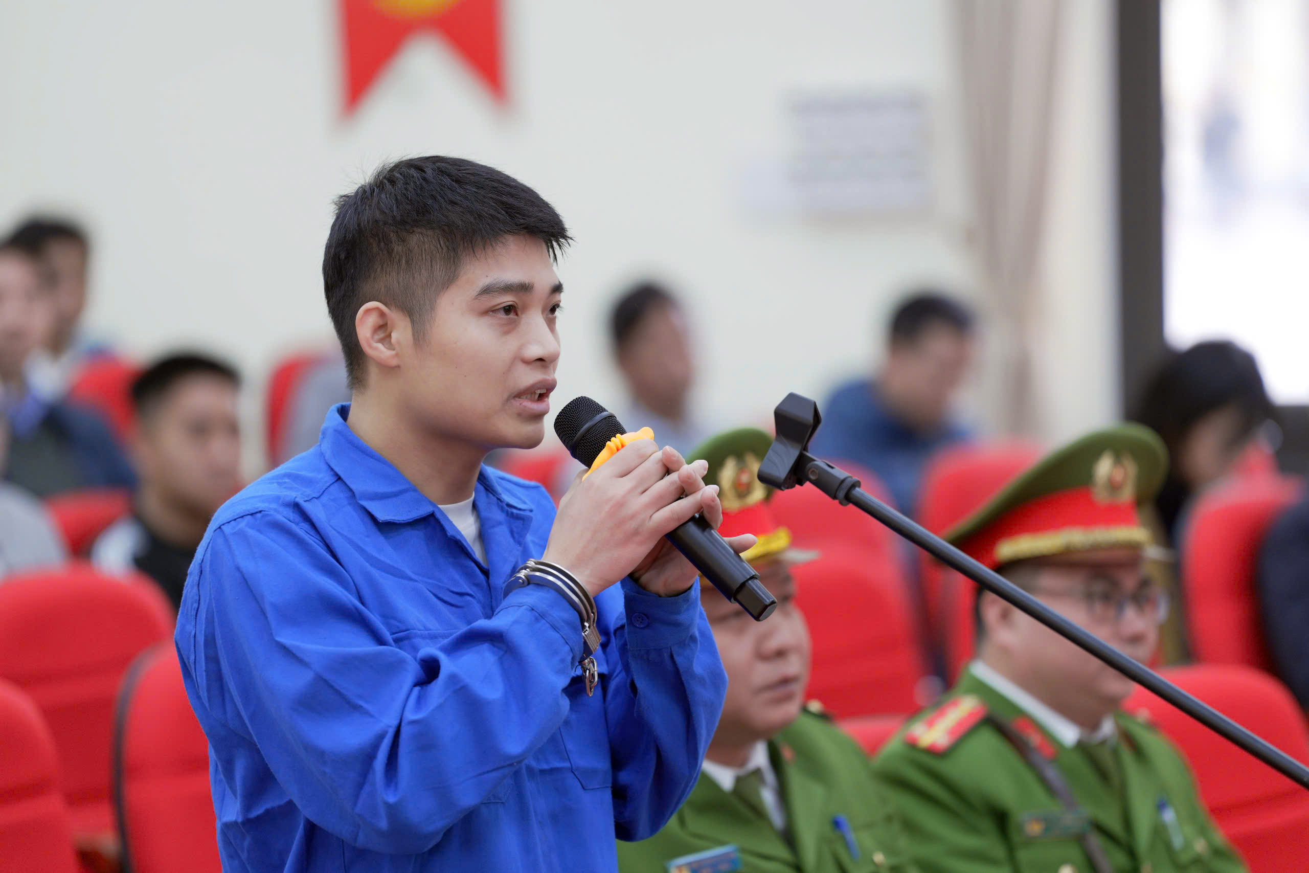 Hơn 100 người dự phi&ecirc;n t&ograve;a lưu động xử vụ đấu gi&aacute; 30 tỷ/m2 đất S&oacute;c Sơn- Ảnh 4.