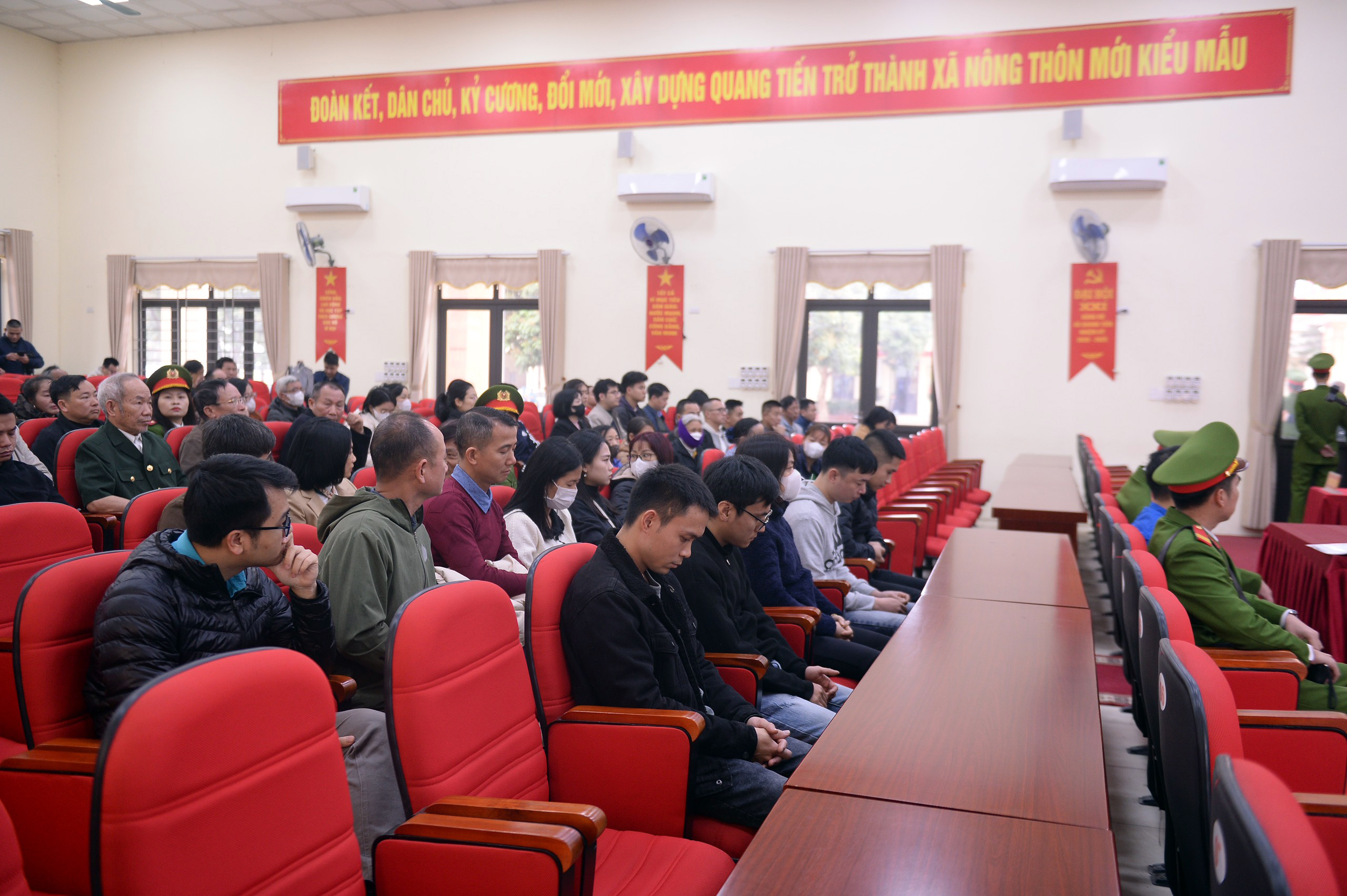 Hơn 100 người dự phi&ecirc;n t&ograve;a lưu động xử vụ đấu gi&aacute; 30 tỷ/m2 đất S&oacute;c Sơn- Ảnh 5.