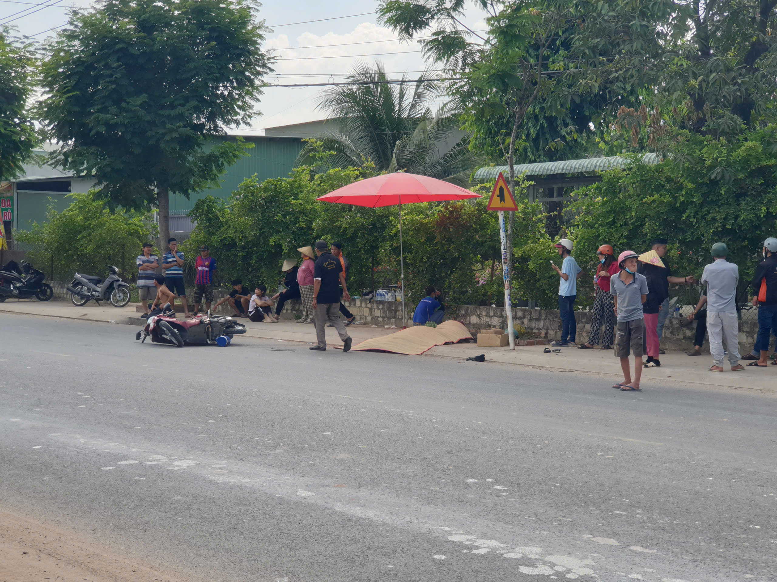 Bình Dương: Xe máy lao lên vỉa hè, 1 người tử vong, 3 người bị thương- Ảnh 1. Bình Dương: Xe máy lao lên vỉa hè, 1 người tử vong, 3 người bị thương- Ảnh 1.