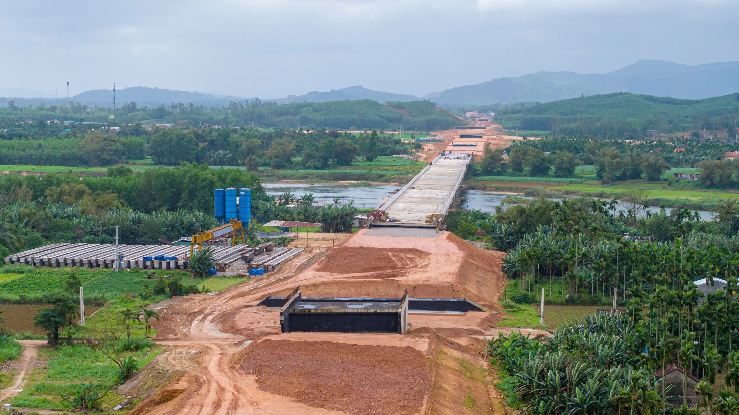Tăng tốc thi c&ocirc;ng 77 cầu tr&ecirc;n cao tốc Quảng Ng&atilde;i - Ho&agrave;i Nhơn- Ảnh 2.