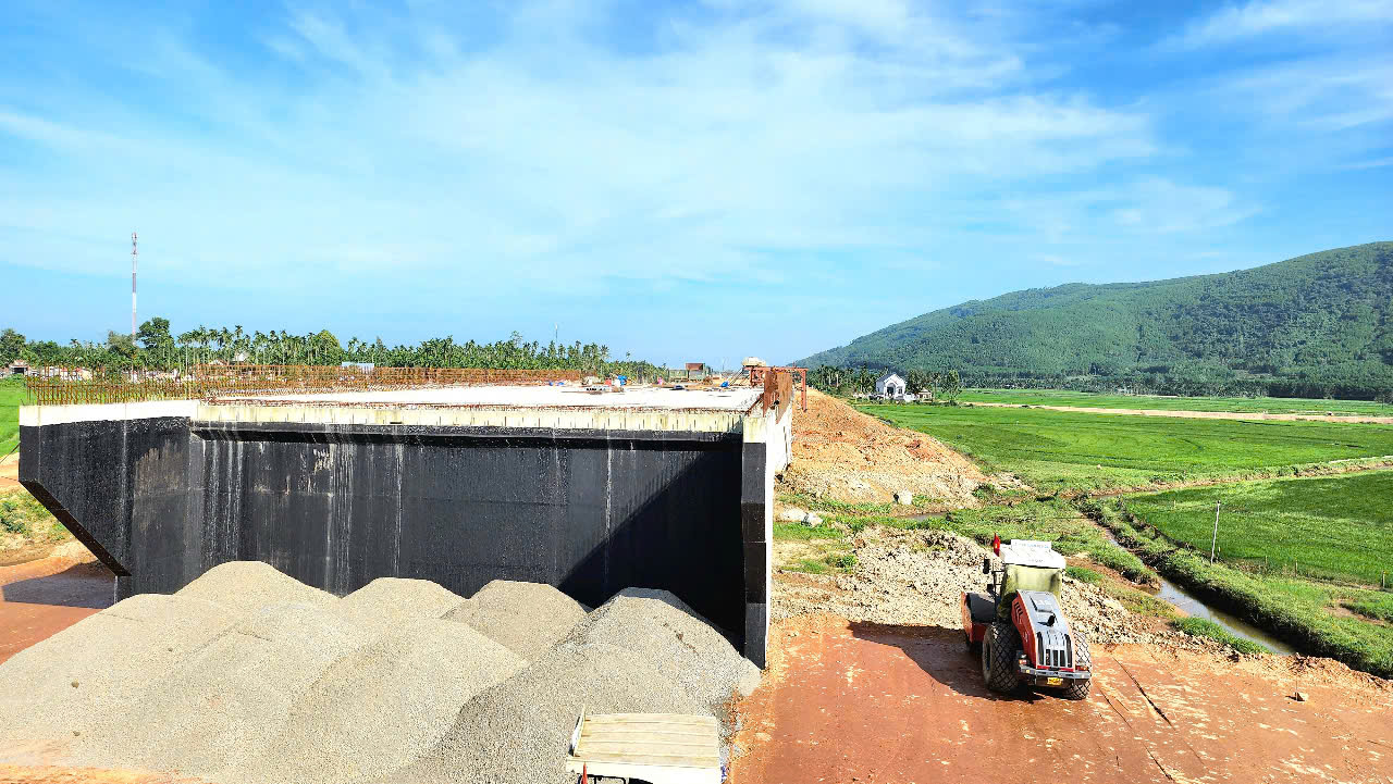 Tăng tốc thi c&ocirc;ng 77 cầu tr&ecirc;n cao tốc Quảng Ng&atilde;i - Ho&agrave;i Nhơn- Ảnh 11.