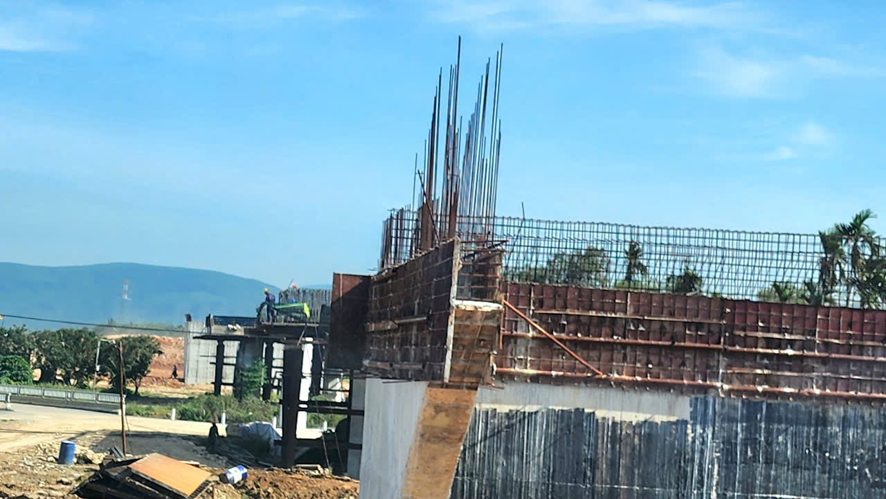 Tăng tốc thi c&ocirc;ng 77 cầu tr&ecirc;n cao tốc Quảng Ng&atilde;i - Ho&agrave;i Nhơn- Ảnh 12.