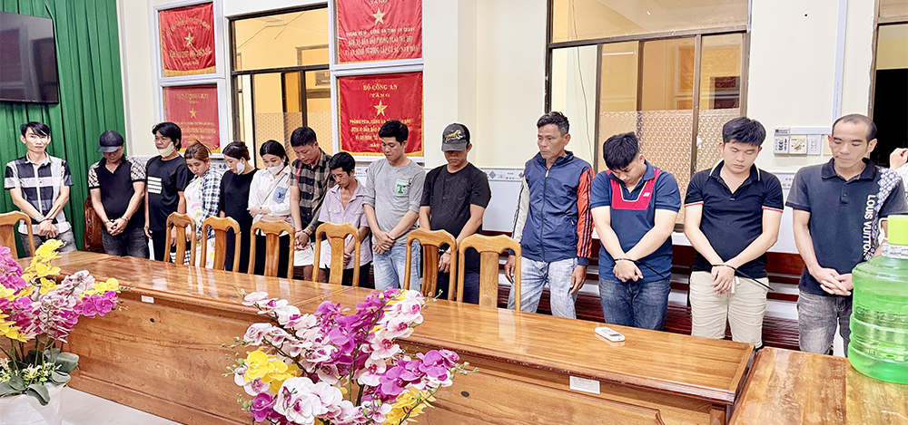 Bắt giữ 14 người lắc t&agrave;i xỉu ăn tiền ở v&ugrave;ng n&ocirc;ng th&ocirc;n An Giang- Ảnh 2.
