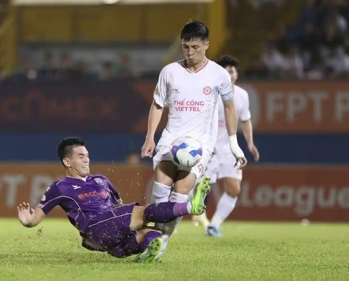 Quả b&oacute;ng V&agrave;ng Việt Nam khiến HLV Kim Sang-sik đau đầu trước ng&agrave;y l&ecirc;n tuyển- Ảnh 1.