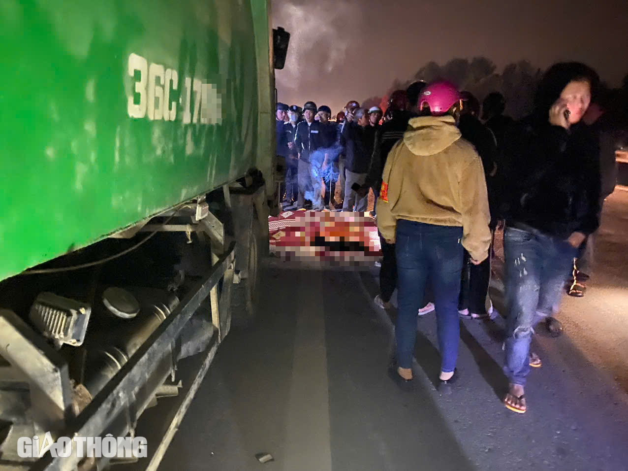 T&ocirc;ng v&agrave;o đu&ocirc;i xe chở r&aacute;c, 2 thanh ni&ecirc;n tử vong tại chỗ- Ảnh 1.
