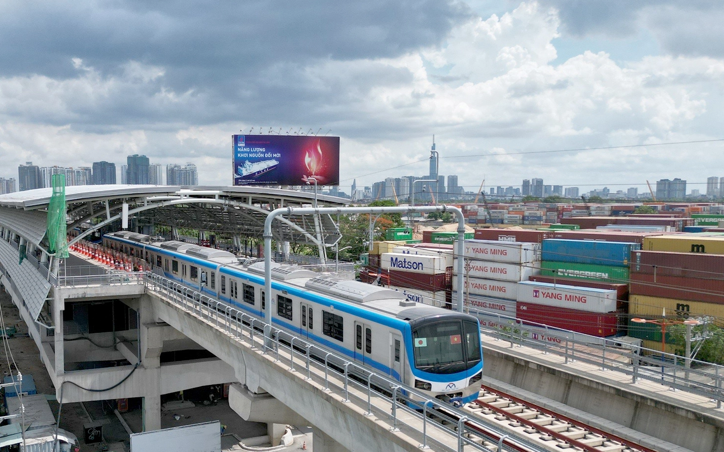 Khánh thành metro số 1, kỳ vọng đột phá giao thông công cộng trong tương lai- Ảnh 7. Hơn hai tháng vận hành, metro số 1 thay đổi thói quen đi lại của người dân