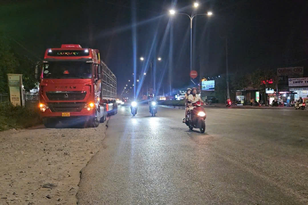 Xe tải va chạm xe m&aacute;y ở B&igrave;nh Dương, một người tử vong- Ảnh 2.