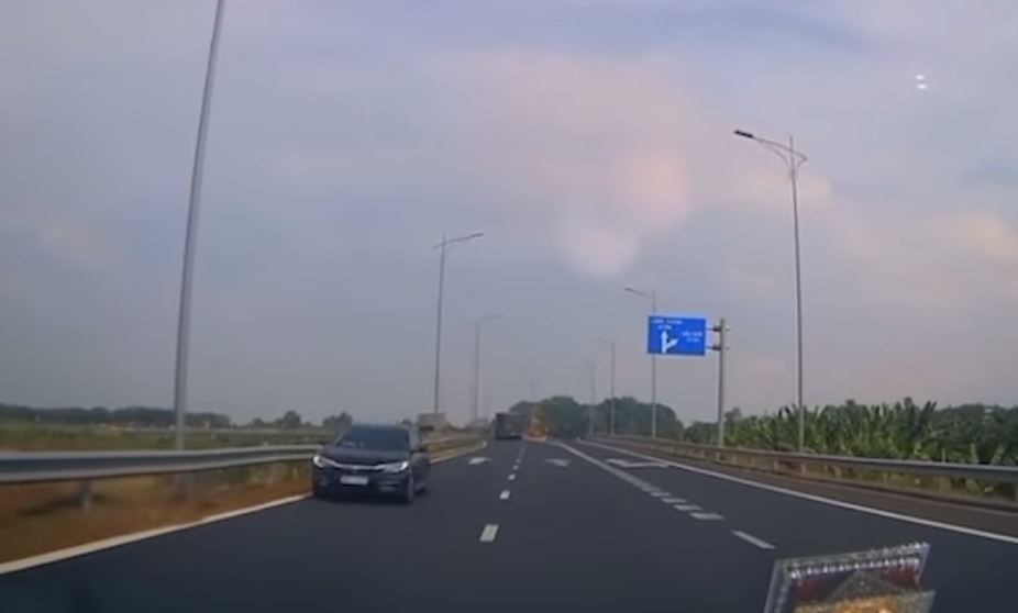 Xác minh tài xế lái xe ô tô đi ngược chiều trên cao tốc Phan Thiết - Dầu Giây- Ảnh 1. Xác minh tài xế lái xe ô tô đi ngược chiều trên cao tốc Phan Thiết - Dầu Giây- Ảnh 1.