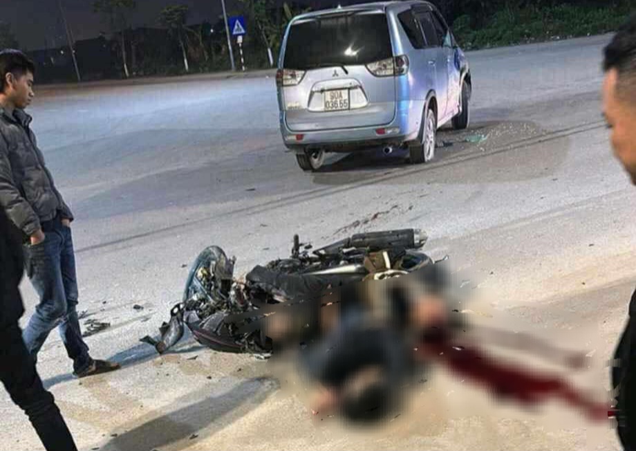 Xe m&aacute;y chở ba va chạm &ocirc; t&ocirc;, 1 người chết 2 người bị thương- Ảnh 1.