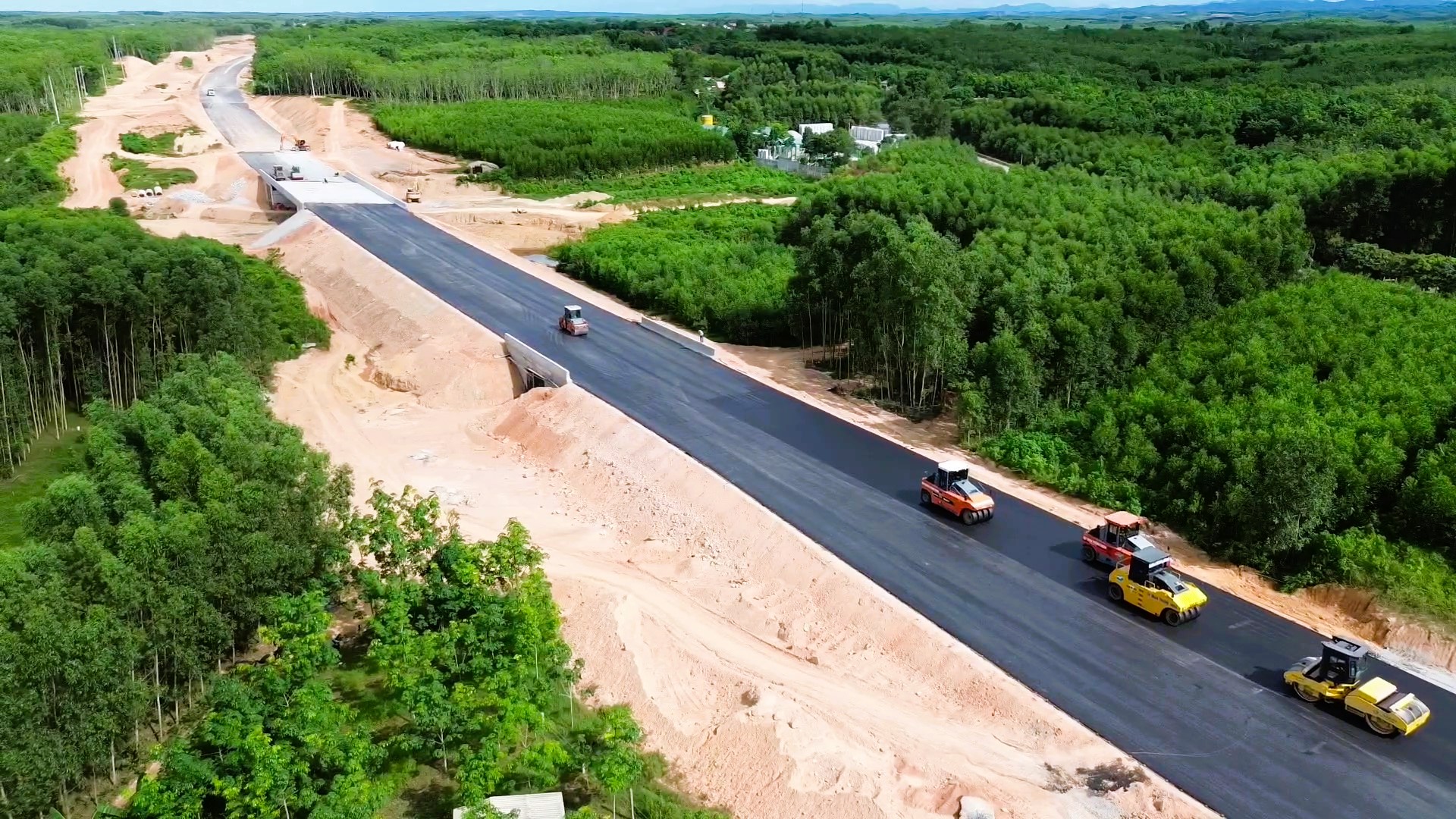 Th&aacute;o gỡ vướng mắc mặt bằng, đẩy nhanh dự &aacute;n cao tốc Vạn Ninh - Cam Lộ- Ảnh 2.