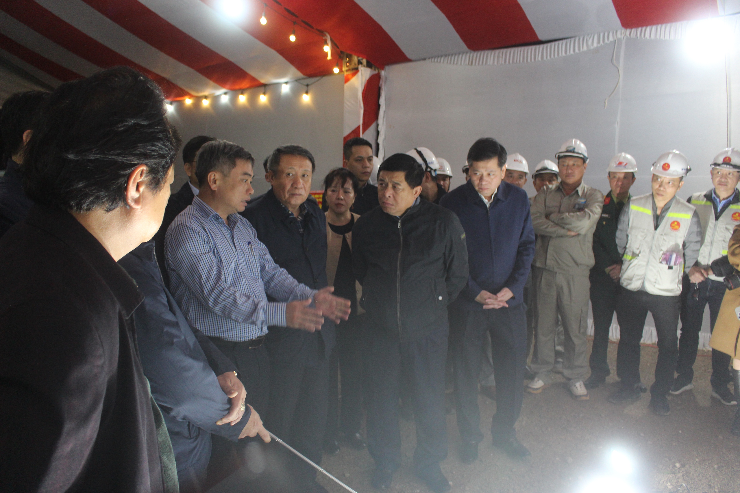 Th&aacute;o gỡ vướng mắc mặt bằng, đẩy nhanh dự &aacute;n cao tốc Vạn Ninh - Cam Lộ- Ảnh 3.