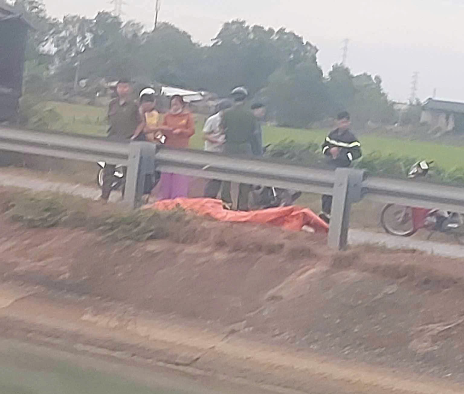 Xuống k&ecirc;nh tắm sau khi ăn đ&aacute;m giỗ, hai người tử vong- Ảnh 2.