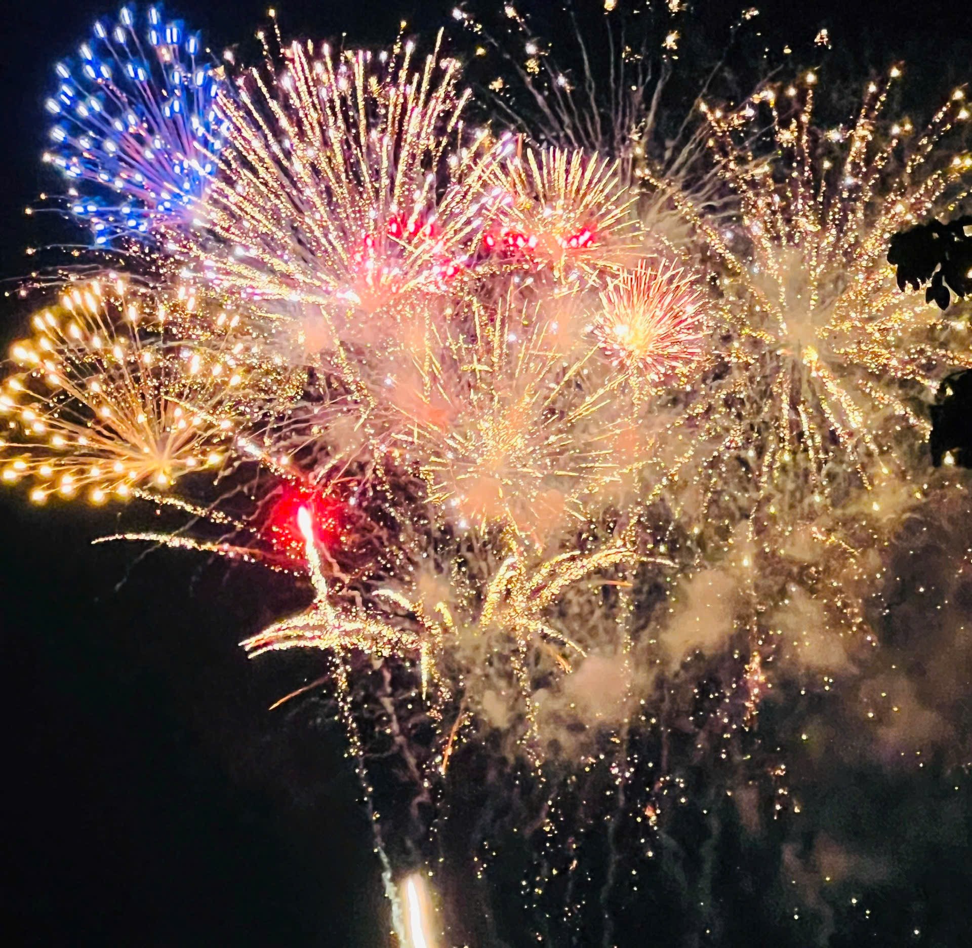 Ph&uacute; Thọ bắn ph&aacute;o hoa dịp Giỗ Tổ H&ugrave;ng Vương năm Ất Tỵ 2025- Ảnh 1.