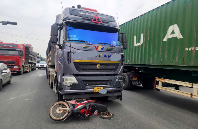 Hiện trường vụ tai nạn khiến người đàn ông đi xe máy tử vong. Hiện trường vụ tai nạn khiến người đàn ông đi xe máy tử vong.