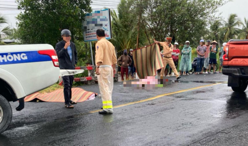 Hiện trường vụ tai nạn khiến hai vợ chồng tử vong tại chỗ.