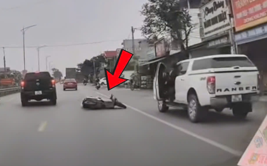 Mở cửa ô tô làm tài xế xe ôm ngã ra đường còn bắt đền 3 triệu đồng- Ảnh 1. Tài xế mở cửa bất cẩn gây tai nạn cho người đi đường