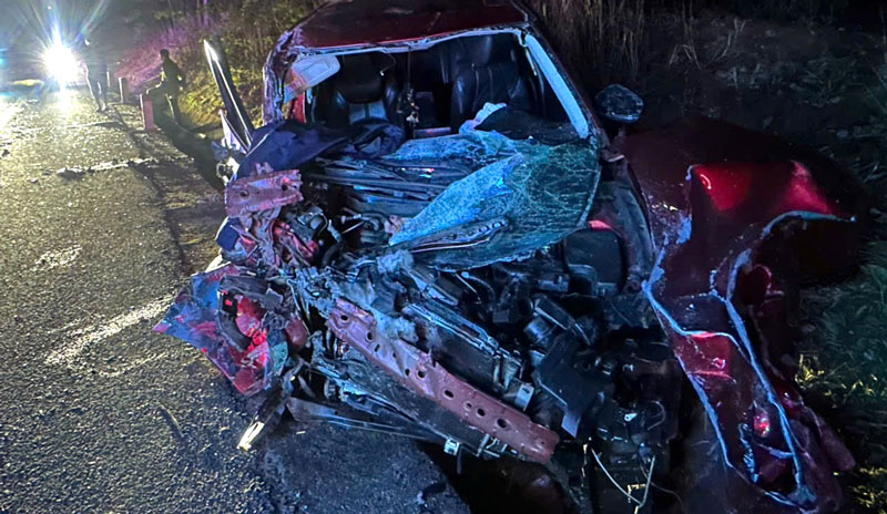 Chiếc ô tô con bị tông vỡ nát phần đầu sau tai nạn. Chiếc ô tô con bị tông vỡ nát phần đầu sau tai nạn.