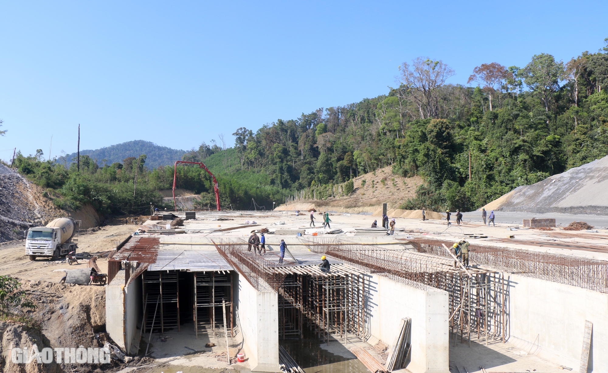 Những c&acirc;y cầu d&agrave;i nhất tr&ecirc;n cao tốc Kh&aacute;nh H&ograve;a - Bu&ocirc;n Ma Thuột- Ảnh 8.