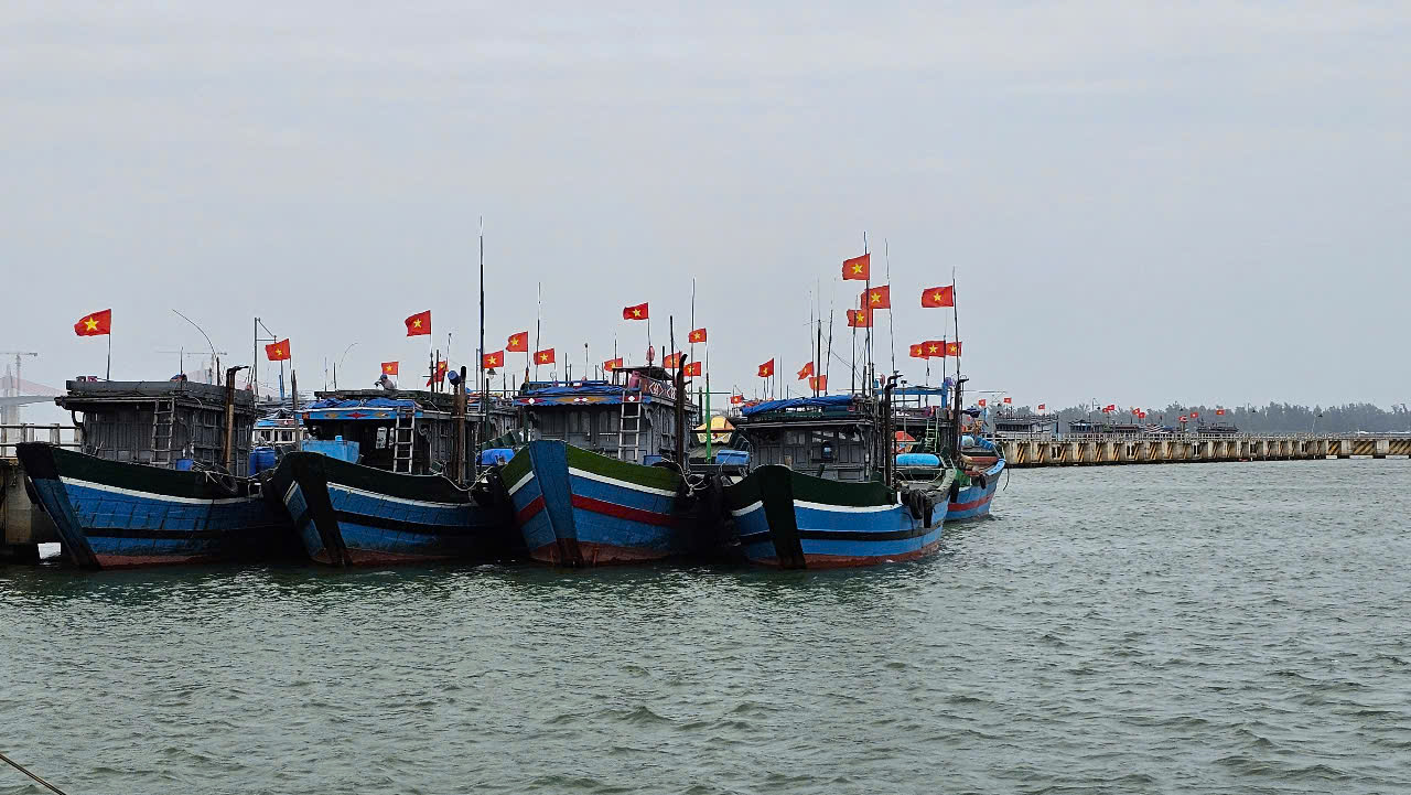 Tàu cá của ngư dân Huế gặp nạn trên đường cứu hộ- Ảnh 1. Tàu cá của ngư dân Huế gặp nạn trên đường cứu hộ- Ảnh 1.