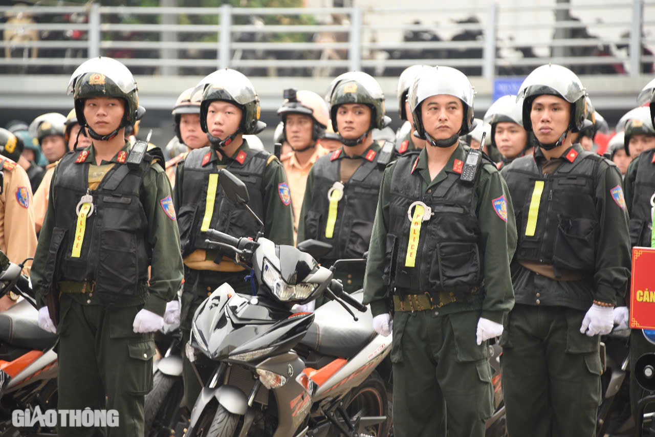 C&ocirc;ng an TP.HCM ra qu&acirc;n trấn &aacute;p tội phạm, ph&aacute;t động đợt thi đua đặc biệt 50 ng&agrave;y đ&ecirc;m- Ảnh 3.