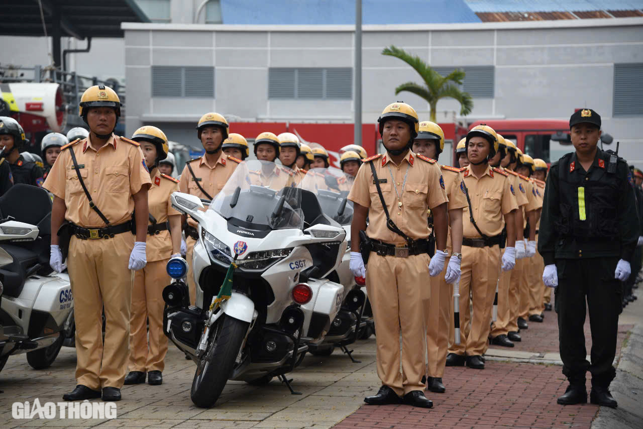C&ocirc;ng an TP.HCM ra qu&acirc;n trấn &aacute;p tội phạm, ph&aacute;t động đợt thi đua đặc biệt 50 ng&agrave;y đ&ecirc;m- Ảnh 2.