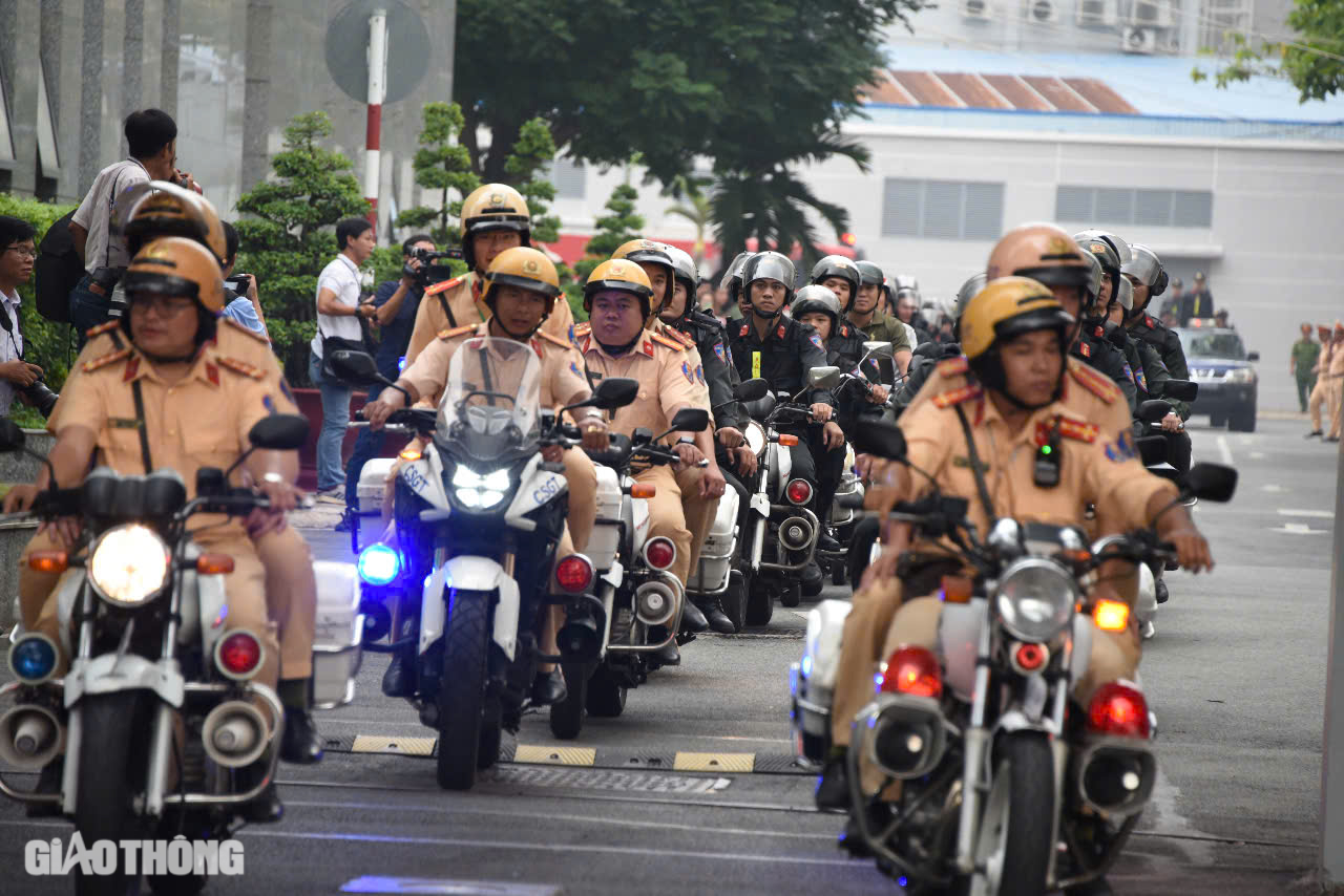 C&ocirc;ng an TP.HCM ra qu&acirc;n trấn &aacute;p tội phạm, ph&aacute;t động đợt thi đua đặc biệt 50 ng&agrave;y đ&ecirc;m- Ảnh 4.