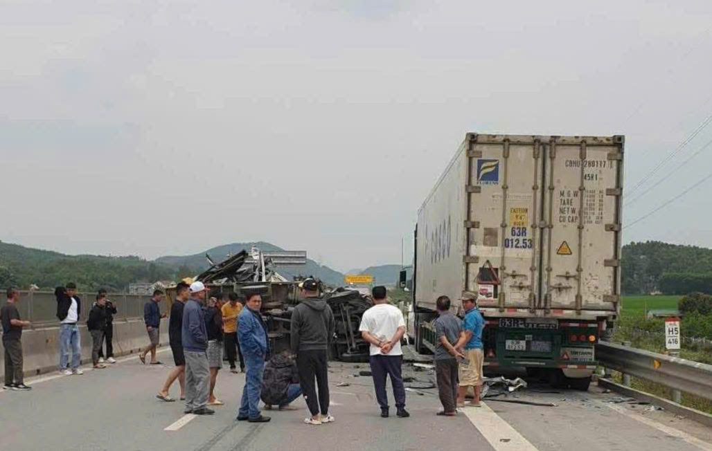 Xe tải lật nghi&ecirc;ng chắn ngang cao tốc Nghi Sơn - Diễn Ch&acirc;u sau khi va chạm xe container- Ảnh 1.