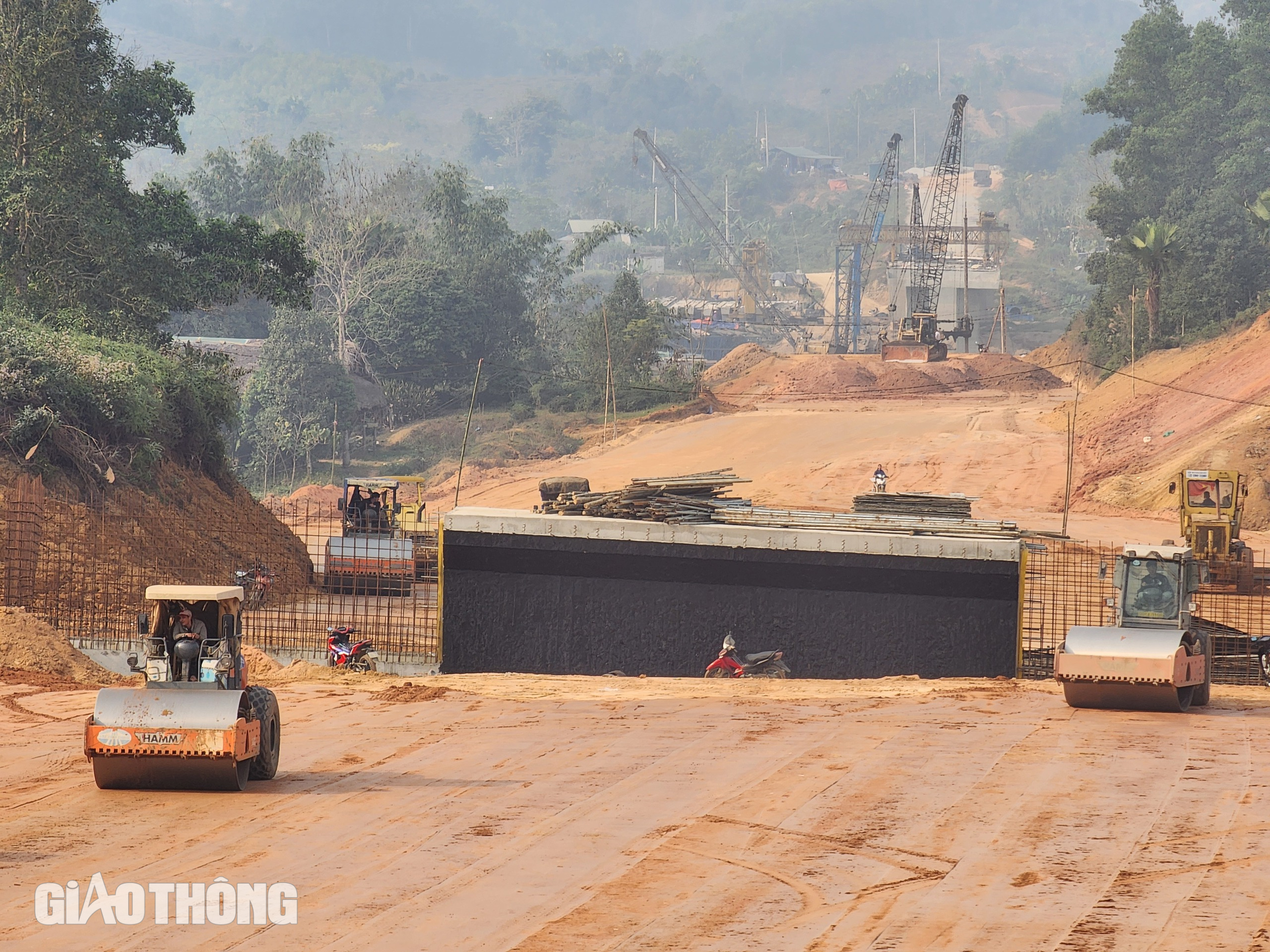 C&ograve;n 10 th&aacute;ng để c&aacute;n đ&iacute;ch, cao tốc Tuy&ecirc;n Quang - H&agrave; Giang hiện thi c&ocirc;ng ra sao?- Ảnh 2.