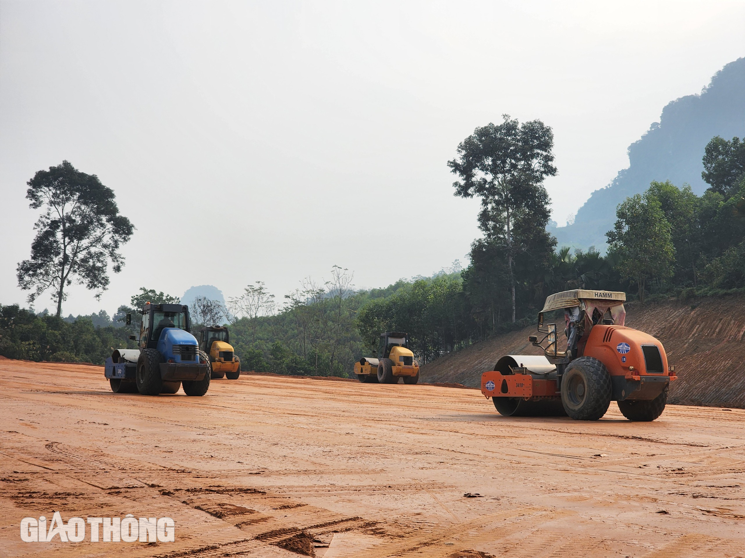 C&ograve;n 10 th&aacute;ng để c&aacute;n đ&iacute;ch, cao tốc Tuy&ecirc;n Quang - H&agrave; Giang hiện thi c&ocirc;ng ra sao?- Ảnh 1.