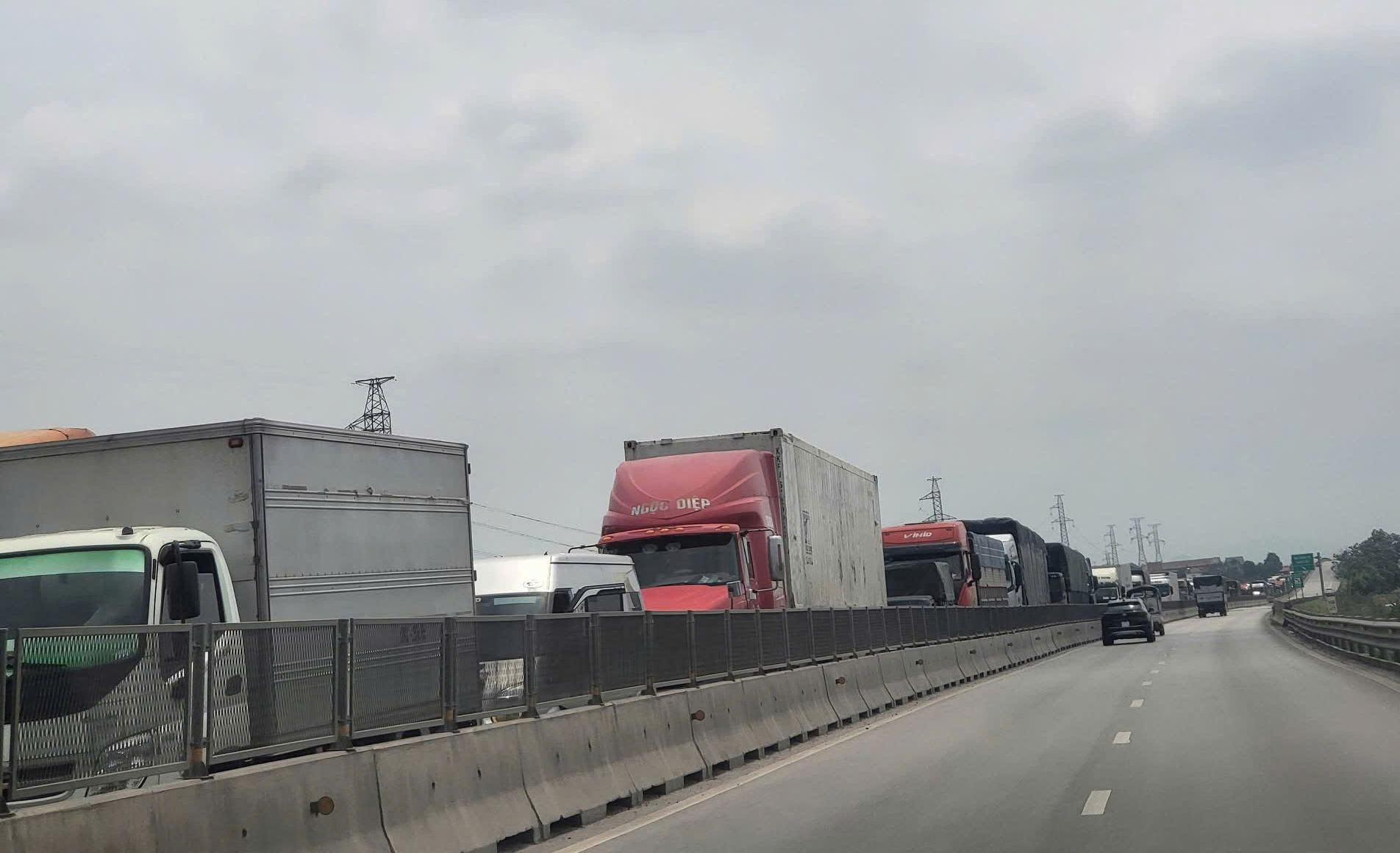 Xe tải lật nghi&ecirc;ng chắn ngang cao tốc Nghi Sơn - Diễn Ch&acirc;u sau khi va chạm xe container- Ảnh 2.