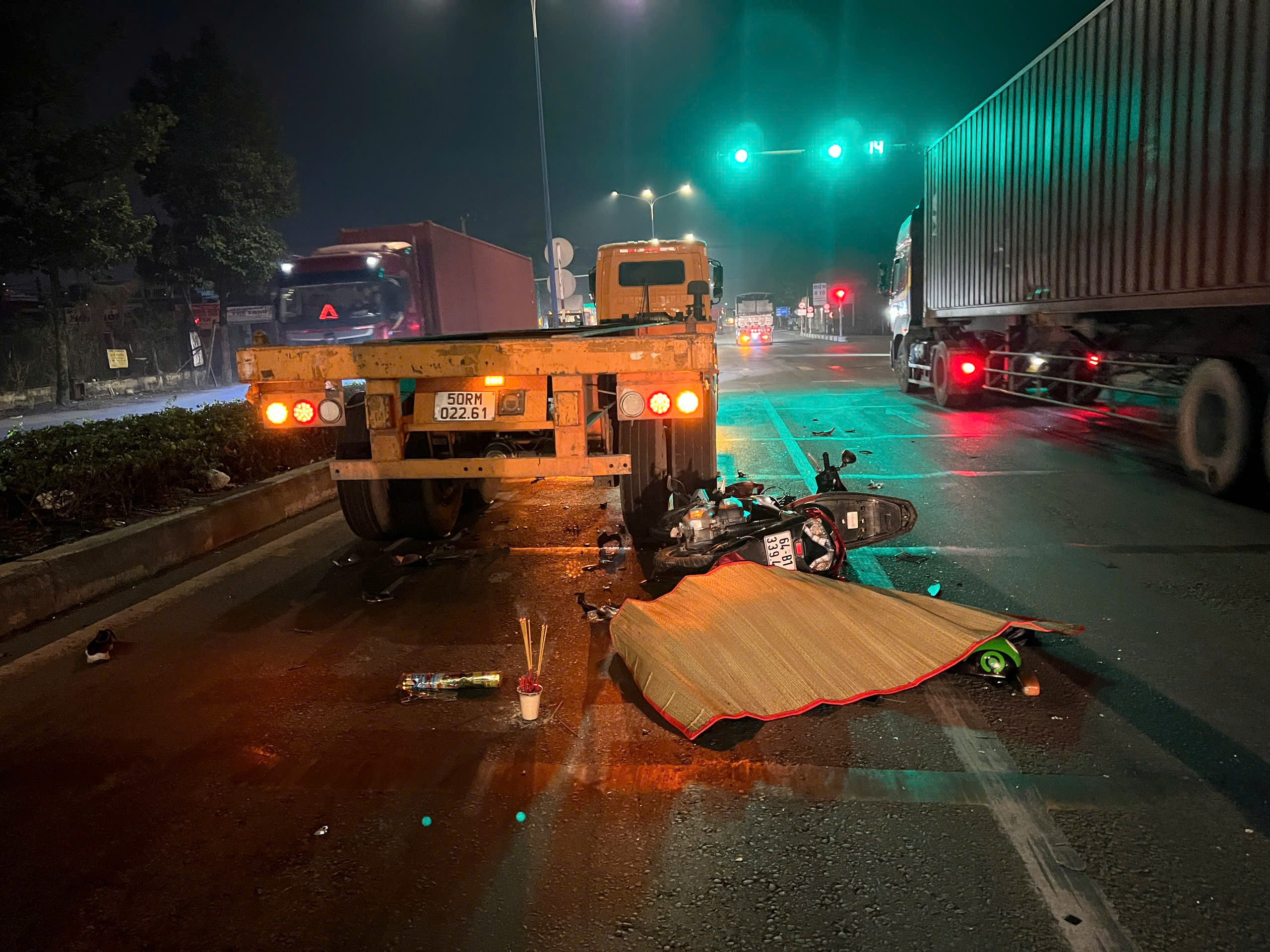 T&ocirc;ng v&agrave;o đu&ocirc;i xe container sau giờ tan ca, nam c&ocirc;ng nh&acirc;n tử vong tại chỗ- Ảnh 1.