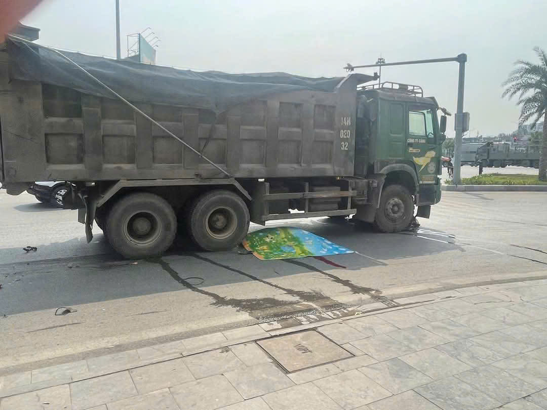 Quảng Ninh: Va chạm với xe tải tr&ecirc;n quốc lộ, người phụ nữ đi xe m&aacute;y tử vong- Ảnh 1.