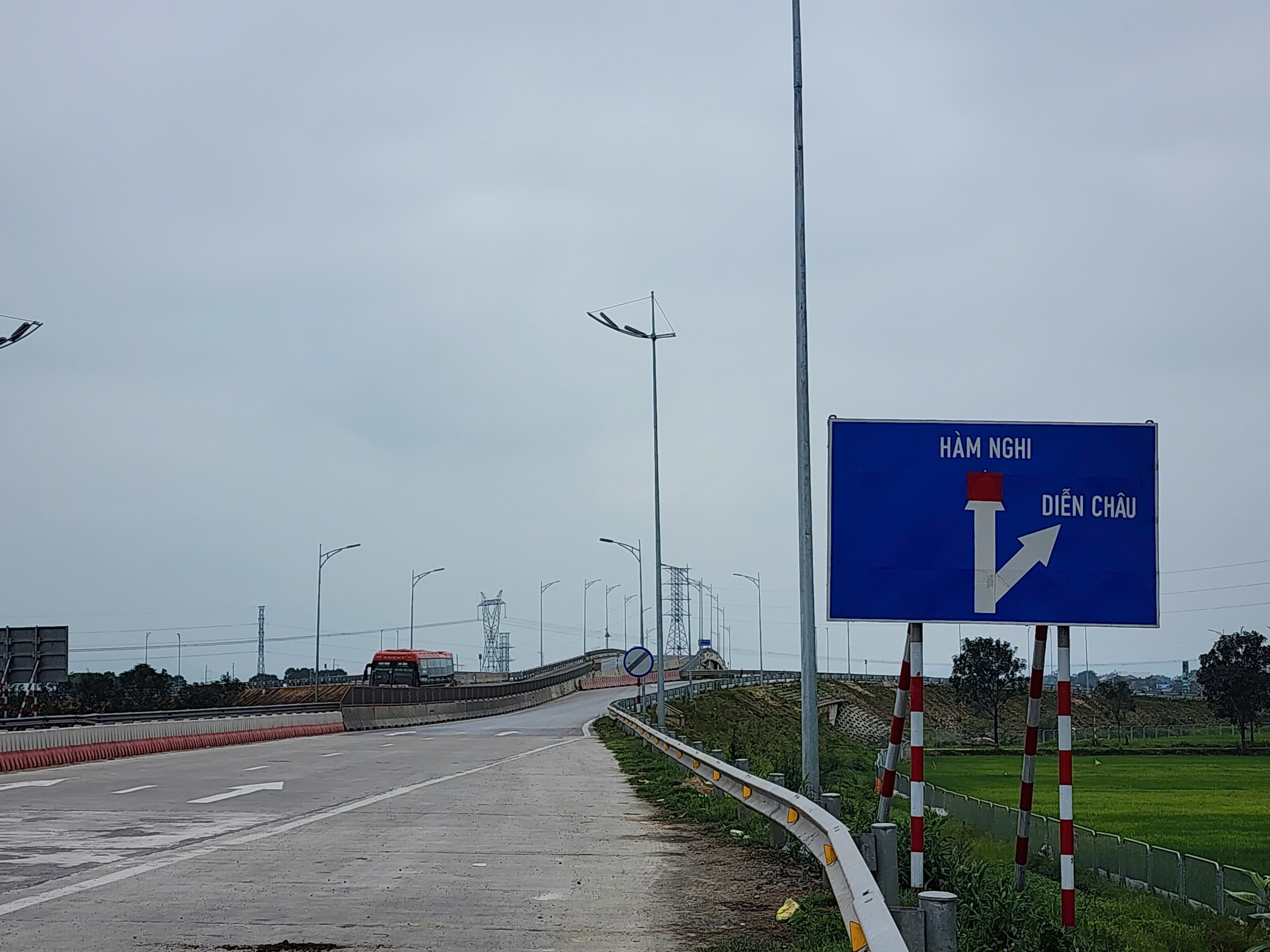 Toàn cảnh 2 tuyến cao tốc qua Hà Tĩnh trước ngày thông xe- Ảnh 2. Toàn cảnh 2 tuyến cao tốc qua Hà Tĩnh trước ngày thông xe- Ảnh 2.