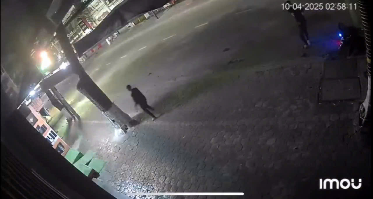 Hé lộ nguyên nhân nhóm đối tượng chém nhau giữa phố, 1 thiếu niên tử vong- Ảnh 1. Hé lộ nguyên nhân nhóm đối tượng chém nhau giữa phố, 1 thiếu niên tử vong- Ảnh 1.