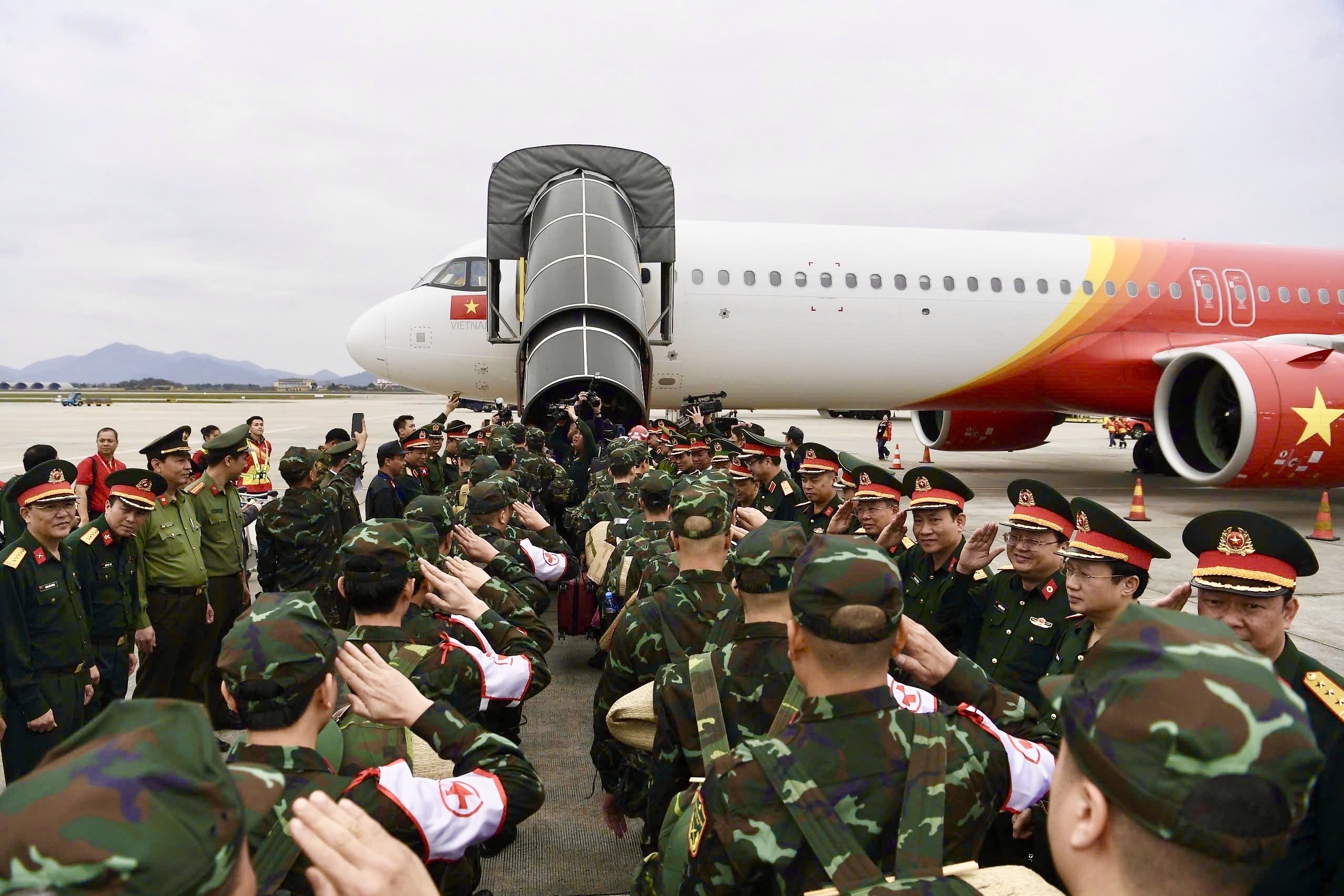Thủ tướng tặng bằng khen cho Vietjet về th&agrave;nh t&iacute;ch tham gia cứu nạn, cứu hộ ở Myanmar- Ảnh 2.