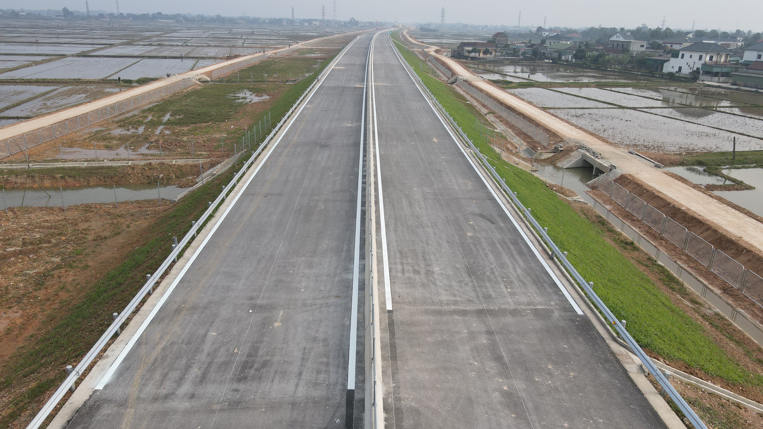 Toàn cảnh 2 tuyến cao tốc qua Hà Tĩnh trước ngày thông xe- Ảnh 8. Toàn cảnh 2 tuyến cao tốc qua Hà Tĩnh trước ngày thông xe- Ảnh 8.