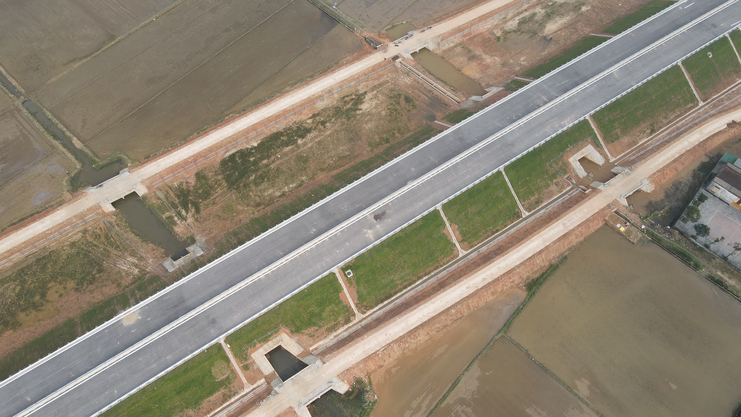 Toàn cảnh 2 tuyến cao tốc qua Hà Tĩnh trước ngày thông xe- Ảnh 5. Toàn cảnh 2 tuyến cao tốc qua Hà Tĩnh trước ngày thông xe- Ảnh 5.