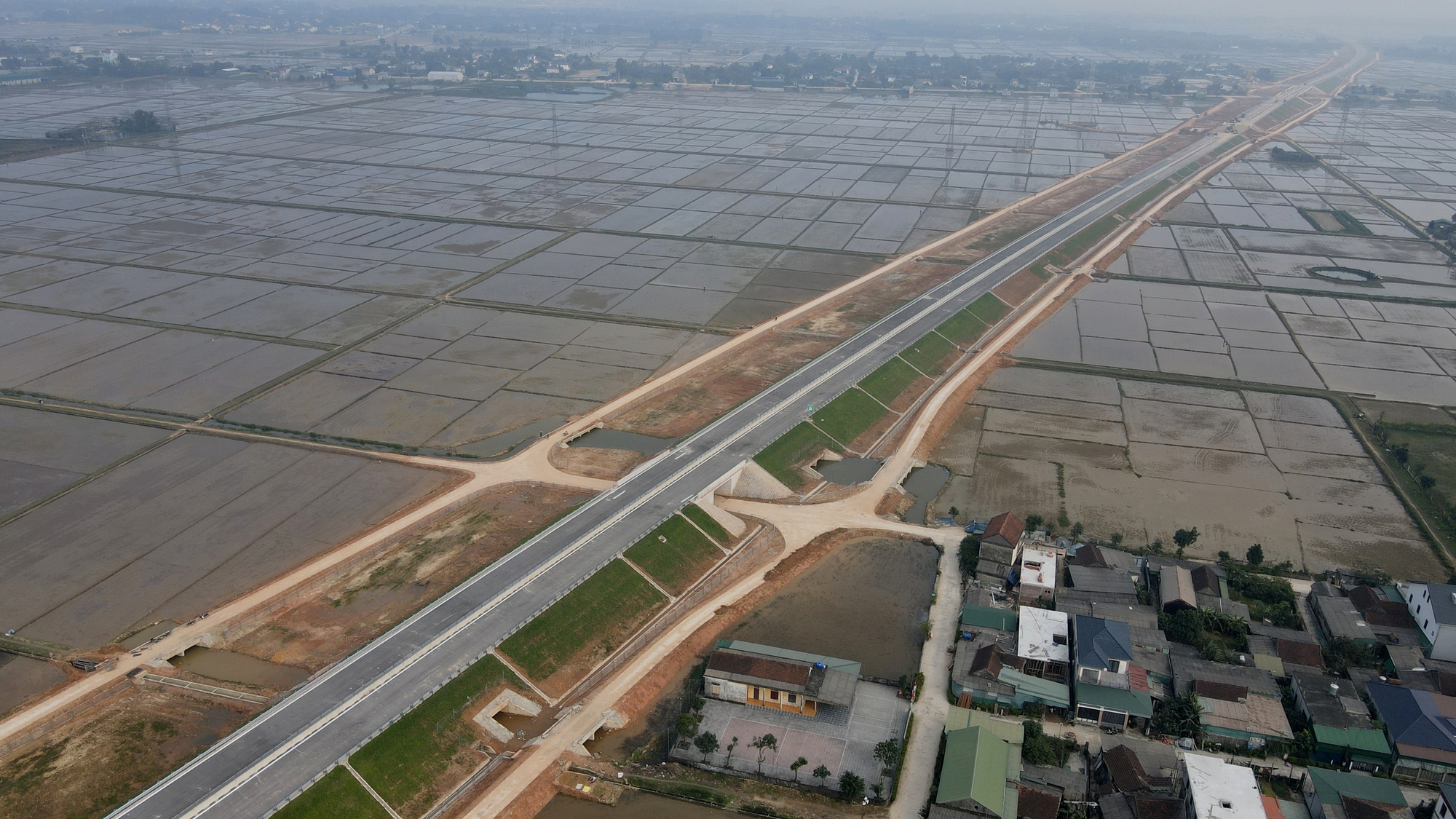 Toàn cảnh 2 tuyến cao tốc qua Hà Tĩnh trước ngày thông xe- Ảnh 4. Toàn cảnh 2 tuyến cao tốc qua Hà Tĩnh trước ngày thông xe- Ảnh 4.