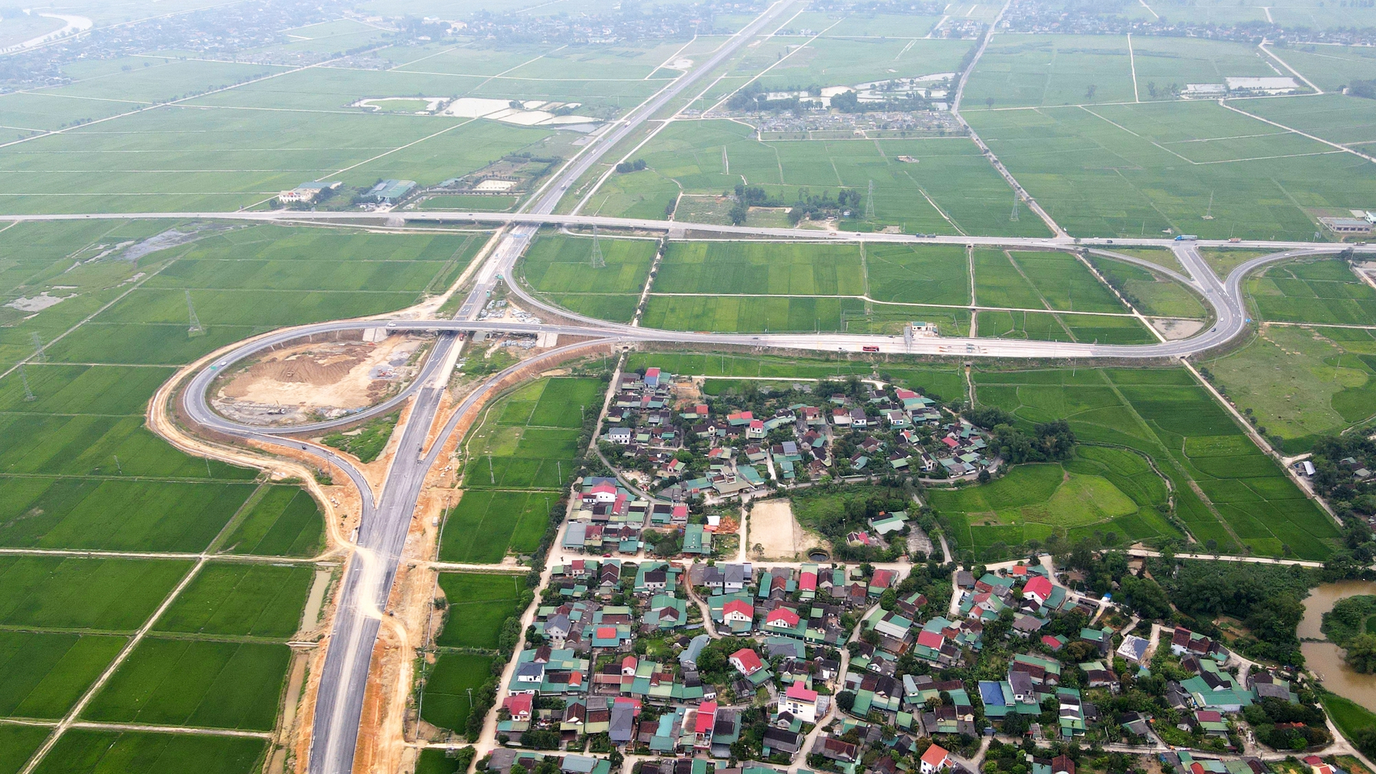 Toàn cảnh 2 tuyến cao tốc qua Hà Tĩnh trước ngày thông xe- Ảnh 1. Toàn cảnh 2 tuyến cao tốc qua Hà Tĩnh trước ngày thông xe- Ảnh 1.